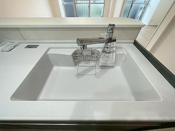 鍋や大皿も洗える広々としたシンクです。ワンタッチで浄水に切り替えられる浄水一体型水栓採用