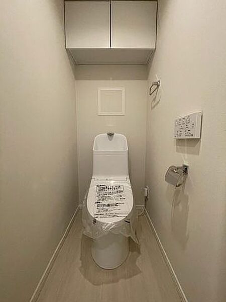 明るく清潔感のある節水型ウォシュレットトイレです