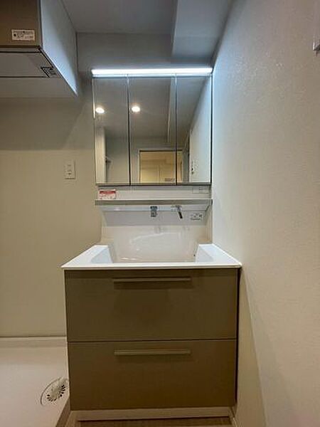 鏡面裏が収納となっており小物もすっきりと収納できる洗面台