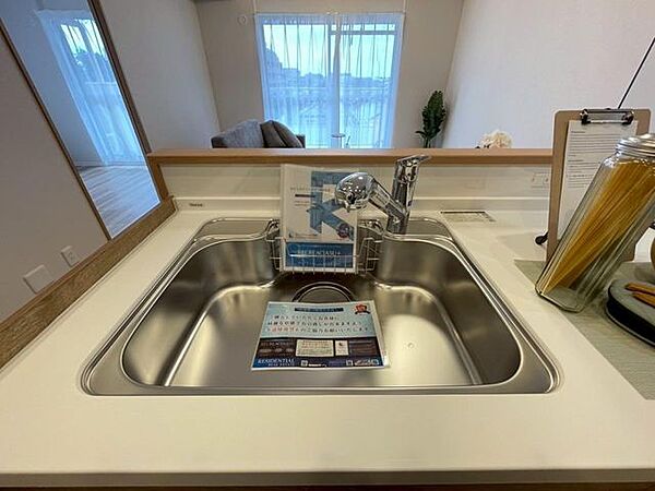 鍋や大皿も洗える広々としたシンクです。ステンレスのため耐久性・お手入れしやすさも魅力です
