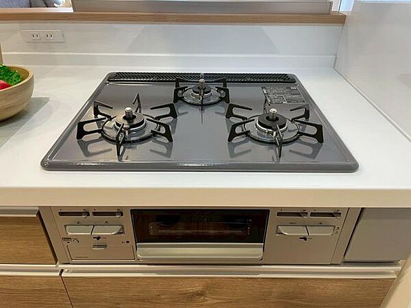 3口コンロはお鍋もフライパンも同時に使えるので、料理効率も上がりますね。