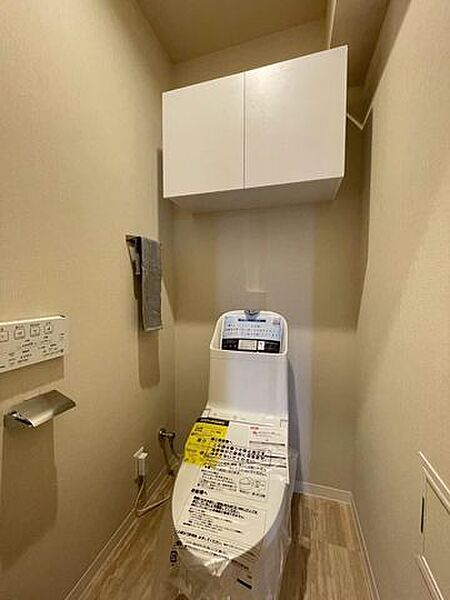 明るく清潔感のある節水型ウォシュレットトイレです