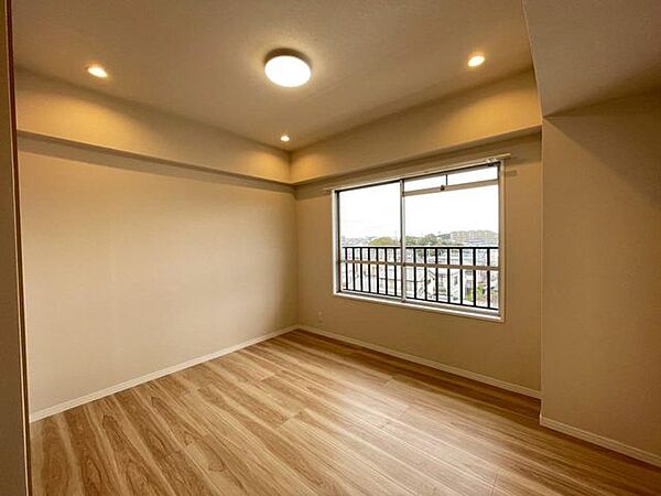 【6.4帖洋室】角部屋につき全室窓有りの開放的な住空間です