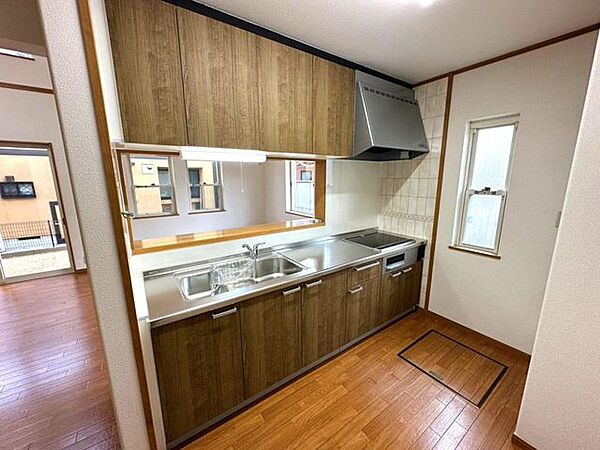 開放的なの対面式キッチンでお料理中もご家族の気配を感じられます