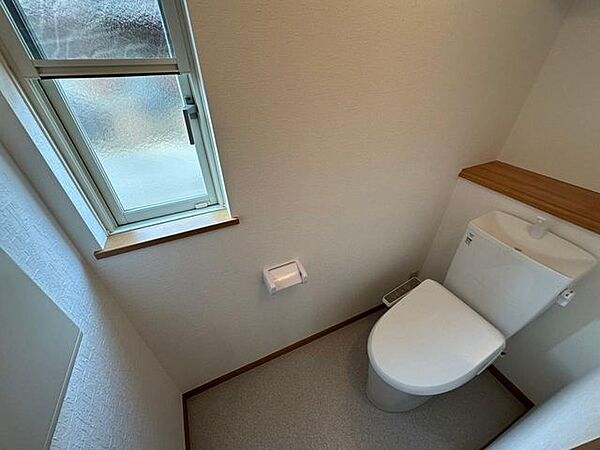 毎日使うトイレは落ち着きと清潔感のあるデザイン