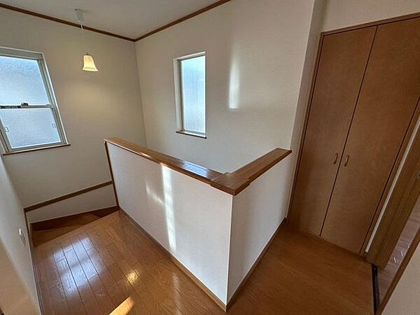 窓から陽光の差す明るい階段です