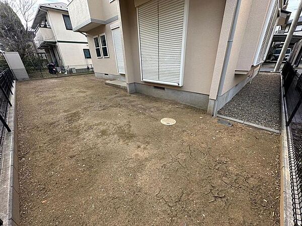 お子様が安全にのびのびと遊べる、ゆとりのお庭です