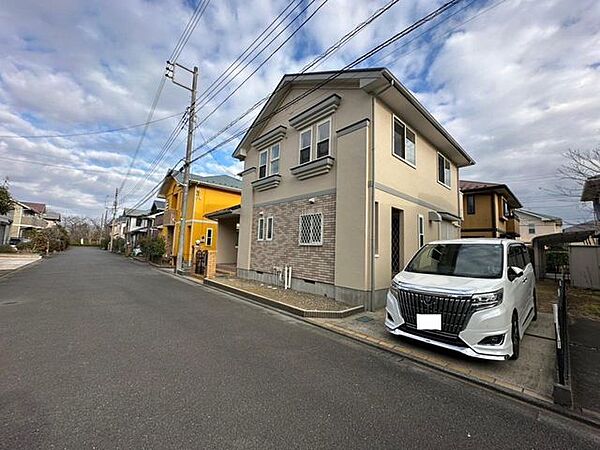 前面道路は6ｍのゆとりがあり、車通りが少なくお子様も安心です