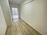 室内：【5.3帖洋室】子供部屋にぴったりな洋室。明るい空間で成長を見守ります