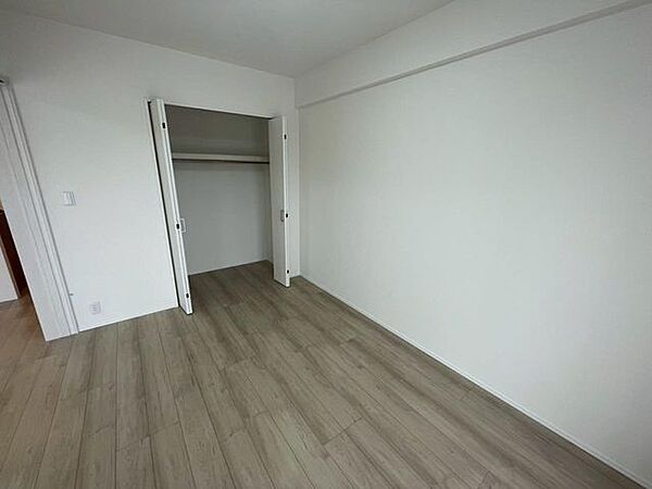 【6帖洋室】各部屋に収納スペースを確保し、自室に集約。共有スペースがすっきりと片付きます。