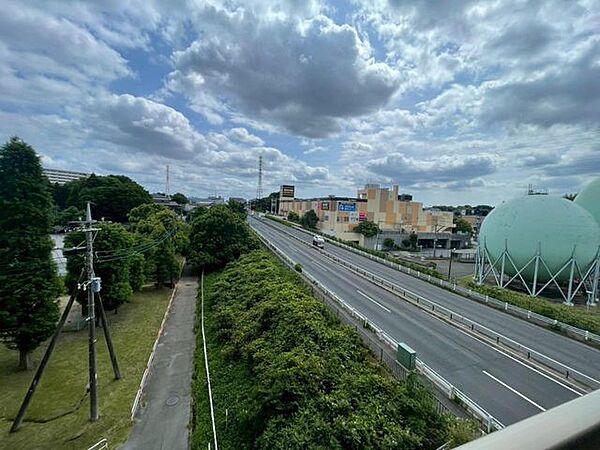 前面に高い建物がなく、空の広がる開放的な眺望です