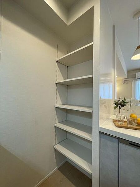 食材や調味料のストックに便利なパントリー。非常用食品の収納にも。