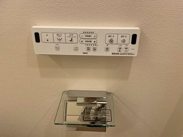 オート洗浄や節電設定の可能なシステムトイレ