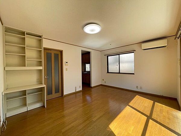 家族団らんのときを優しく包み込む、明るいLDK