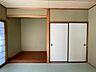 室内：お花を飾り、季節の趣を感じられる床の間