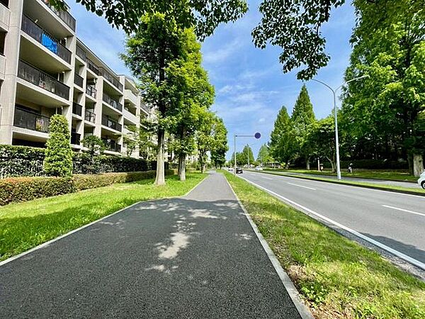 前面道路は見通しが良く、歩道が整備されているためお子様も安心の住環境です