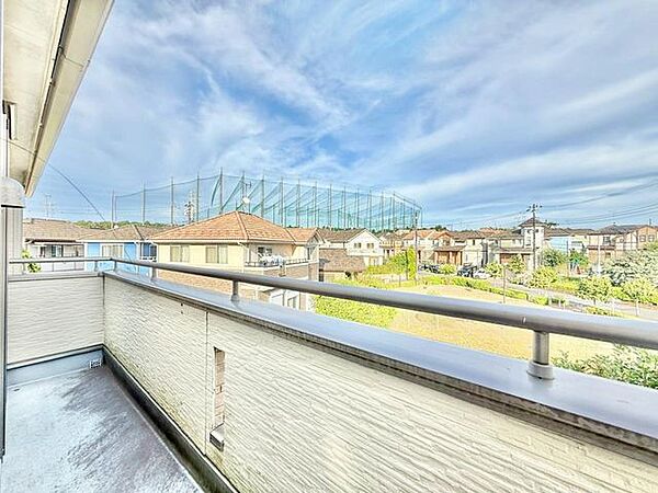 建物裏手は高い建物も無く、抜け感溢れる住まいです。