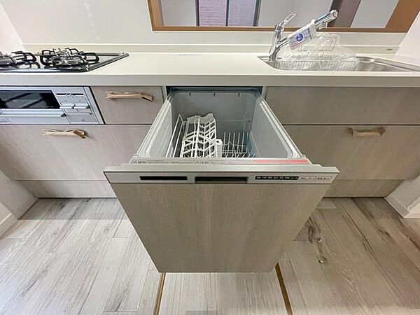 ビルトイン食洗機で食後の負担を軽減。高温洗浄と乾燥で、手洗いより清潔・快適、経済的です。