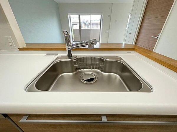 鍋や大皿も洗える広々としたシンクです