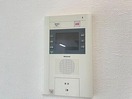 お子様のお留守番時も、鍵の開錠前に確認ができ安心のモニターインターホン。