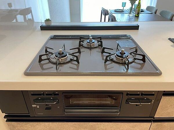 3口コンロはお鍋もフライパンも同時に使えるので、料理効率も上がりますね。