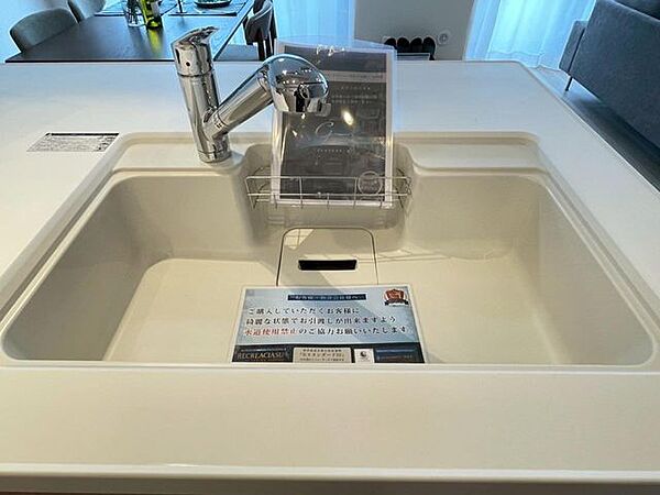 鍋や大皿も洗える広々としたシンクです。