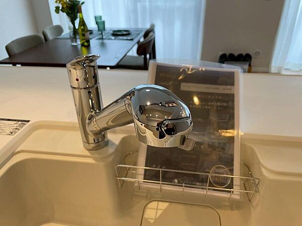 ワンタッチで浄水に切り替えられる浄水一体型水栓採用