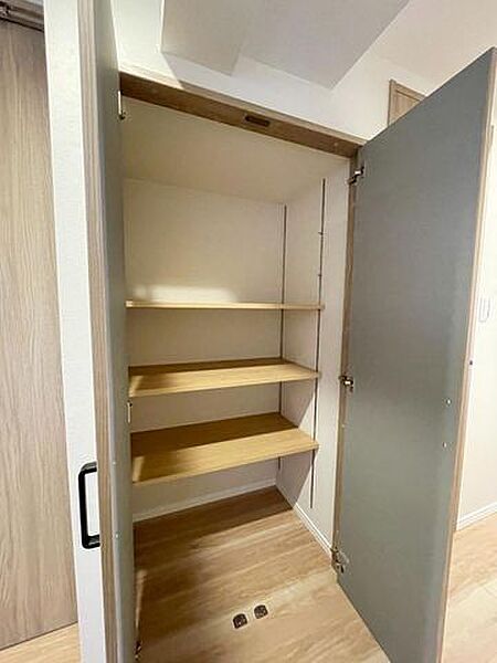 【廊下収納1】高さのある廊下収納には掃除機などもすっきりとしまえます