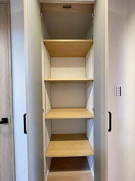 【廊下収納2】適材適所の豊富な収納で、すっきりと暮らせる間取り設計です