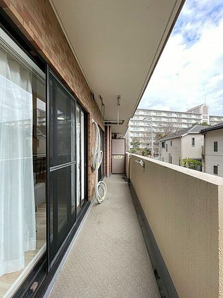 南東向き、陽当たり良好のバルコニー。掃き出し窓二面に面したワイドスパンでお洗濯も快適です。