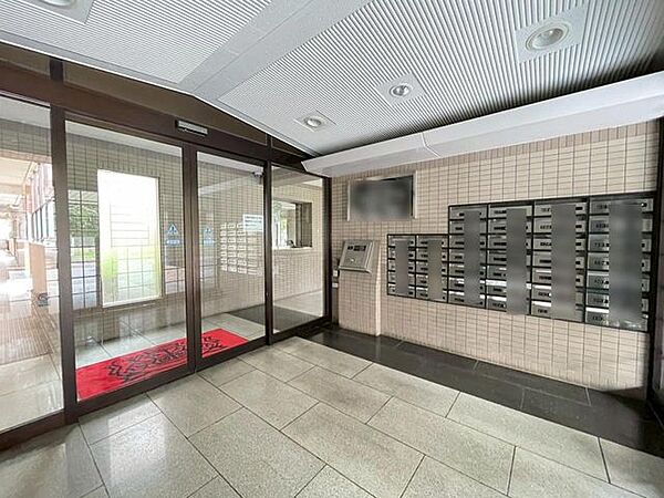 遅い時間のご帰宅にも安心の、オートロックエントランスです。