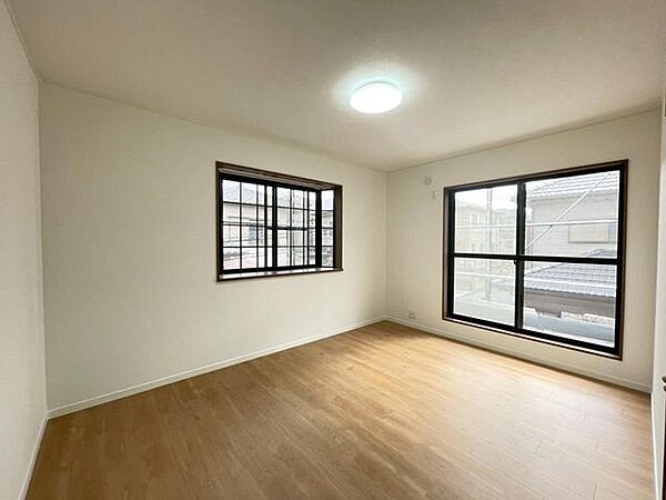 バルコニーに面しており、陽光の差しこむ開放感のある洋室です
