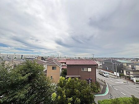 前面に遮る建物がない開放的なロケーション。澄み渡る青空と豊かな緑が目の前に広がり、日々の暮らしに心地よい開放感と癒やしをもたらします。四季折々の自然を感じながら、ゆったりと過ごせる贅沢な空間です。
