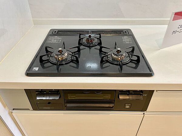 毎日の料理が楽しくなる3口コンロ＆グリル付きキッチン。同時に複数の品数を調理できるため時短に繋がり、グリルを使った多彩なレシピで毎日の食卓をさらに豊かに彩ります。お料理好きに嬉しい設備です。