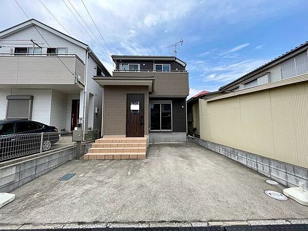 並列で2台スムーズに駐車できるカースペースを完備。車の入れ替えの手間がなく、毎日の出し入れも快適です