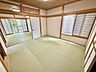 和室：心が和む、畳の香りに包まれる暮らし。現代の住まいに安らぎをプラスする、多用途で便利な和の空間です。
