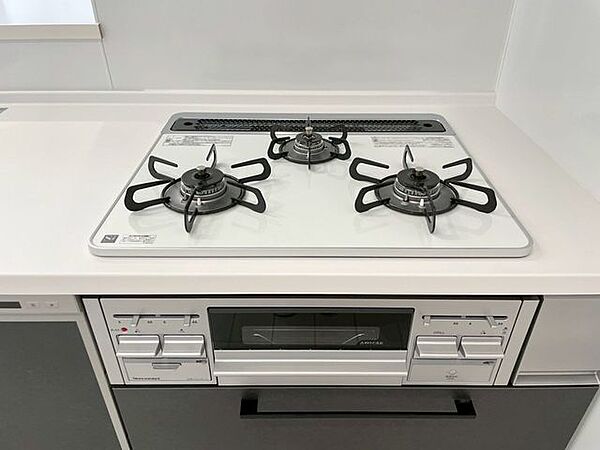 毎日の料理が楽しくなる3口コンロ＆グリル付きキッチン。同時に複数の品数を調理できるため時短に繋がり、グリルを使った多彩なレシピで毎日の食卓をさらに豊かに彩ります。お料理好きに嬉しい設備です。