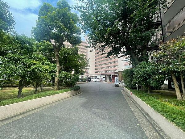 豊かな緑を感じられる共用部。四季が身近なロケーションです。