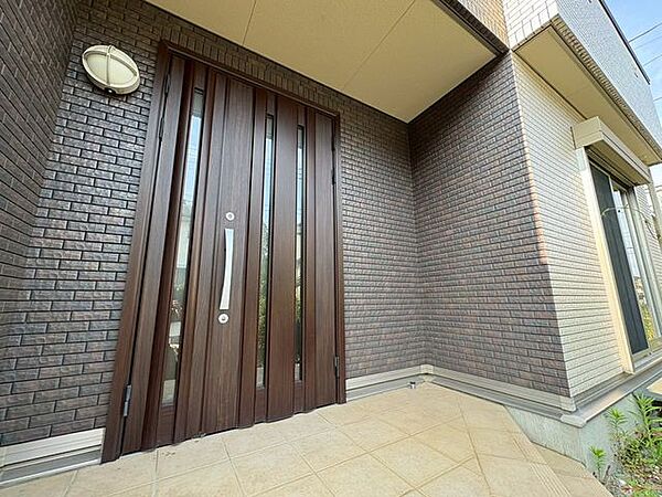 屋根のある玄関アプローチで、雨の日も濡れずにスムーズに出入りできます。傘を折りたたむ際や荷物の多い日、お子様のレインコートの脱ぎ着も落ち着いて行える、暮らしの快適さを高める配慮が嬉しい設計です。