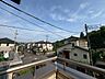 その他：澄み渡る青空が目の前に広がり、日々の暮らしに心地よい開放感と癒やしをもたらします。ゆったりと過ごせる贅沢な空間です。