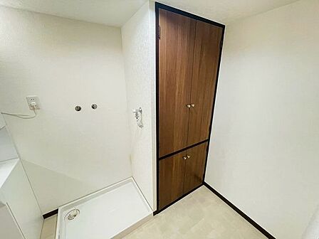 タオルや洗面用具、洗剤のストックまでスッキリ収まる収納豊富な洗面所。散らかりがちな水回りを綺麗に保てるため、限られた空間でも圧迫感を与えません。忙しい朝の身支度もスムーズに行える快適設計です。