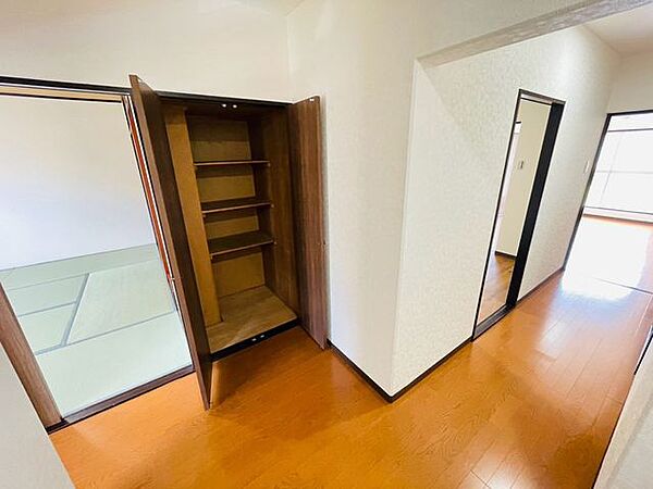可動棚式につき、高さを変えることで掃除機なども収まります。お部屋をすっきりと保ち、インテリアの自由度を高める収納量です。