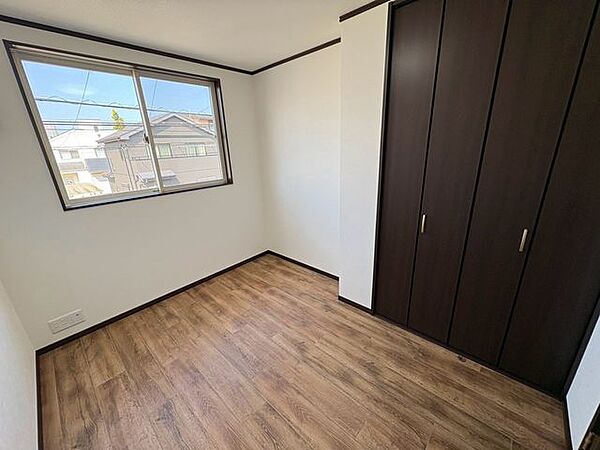 各部屋に収納スペースを確保し、自室に集約。共有スペースがすっきりと片付きます。