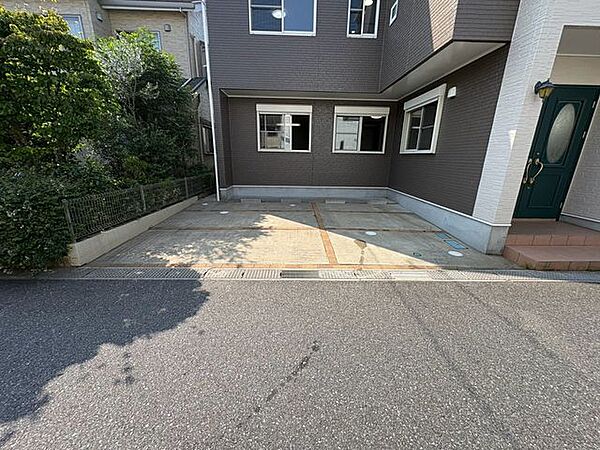 並列で2台スムーズに駐車できるカースペースを完備。車の入れ替えの手間がなく、毎日の出し入れも快適です