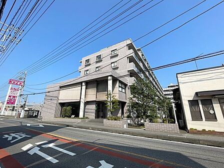 歩道が整備された前面道路につき、お子様の通行も安心です。
