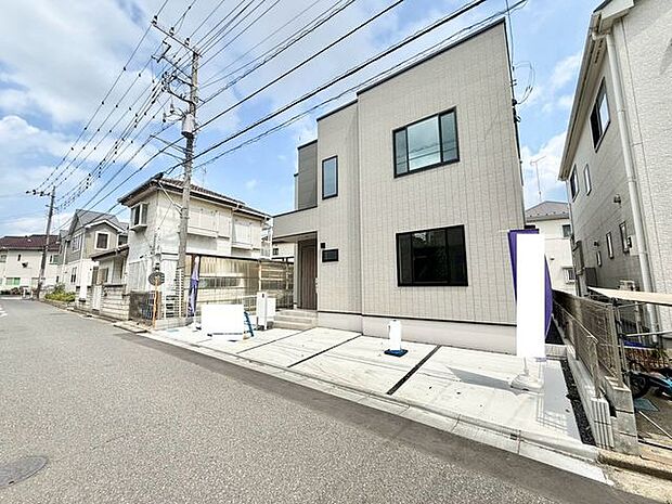 前面道路は車通りが少なく、毎日の車の出し入れや、お子様の通行に安心です！