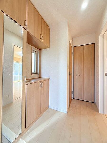 高さのあるシューズボックスは、家族みんなの靴や傘をしまえ生活感を感じさせません