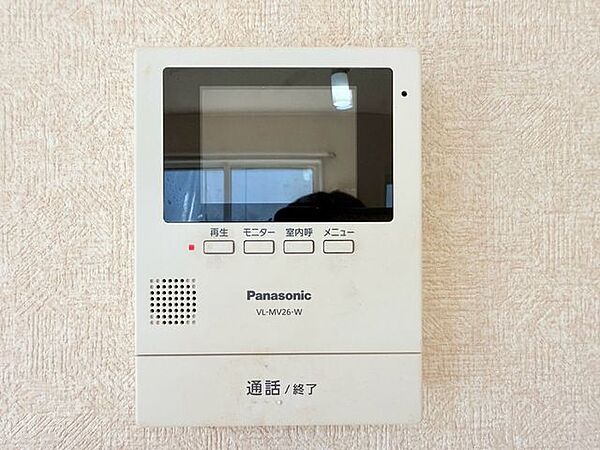 お子様のお留守番時も安心なモニター付きインターホン。鍵を開ける前に画面で相手を確認できるため、不審者の侵入予防や防犯対策に効果的です。家族みんなが安全に過ごせる、住まいの安心をサポートします。