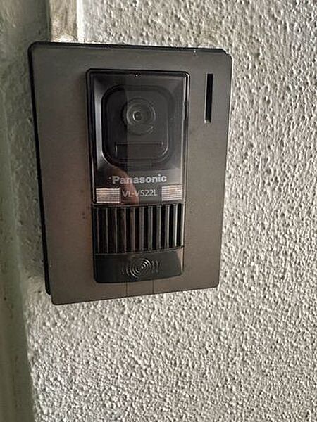 お子様のお留守番時も安心なモニター付きインターホン。鍵を開ける前に画面で相手を確認できるため、不審者の侵入予防や防犯対策に効果的です。家族みんなが安全に過ごせる、住まいの安心をサポートします。