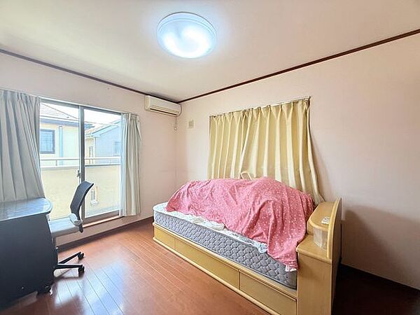 大開口から豊かな光が差し込む明るい洋室。バルコニーへ気軽に出入りできる開放的なお部屋です